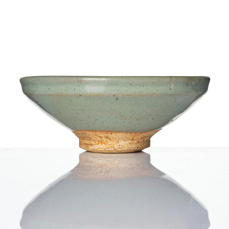 A pale green jun glazed bowl, Jin/Yuan dynasty.