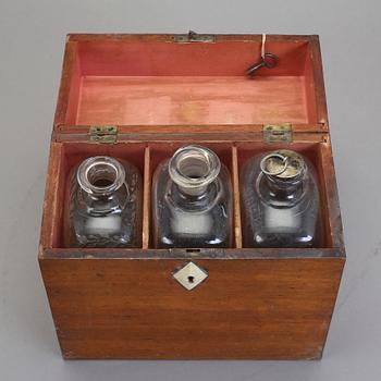 FLASKSCHATULL MED 3 FLASKOR, 1800-talets första hälft.