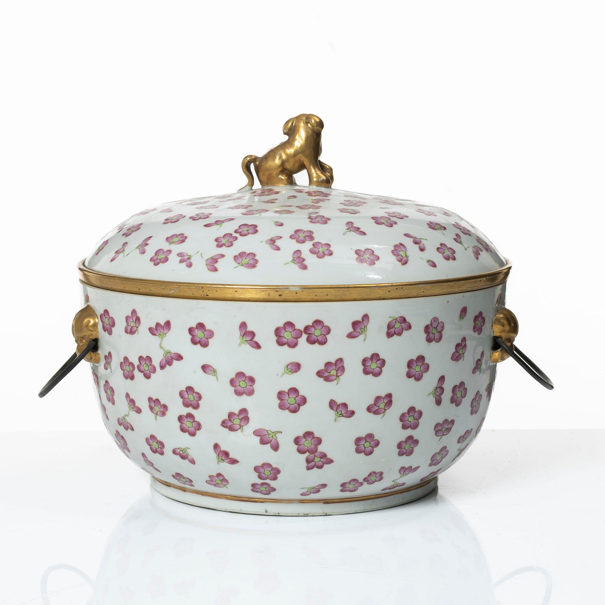 A Chinese tureen with cover and liner, late Qing dynasty.