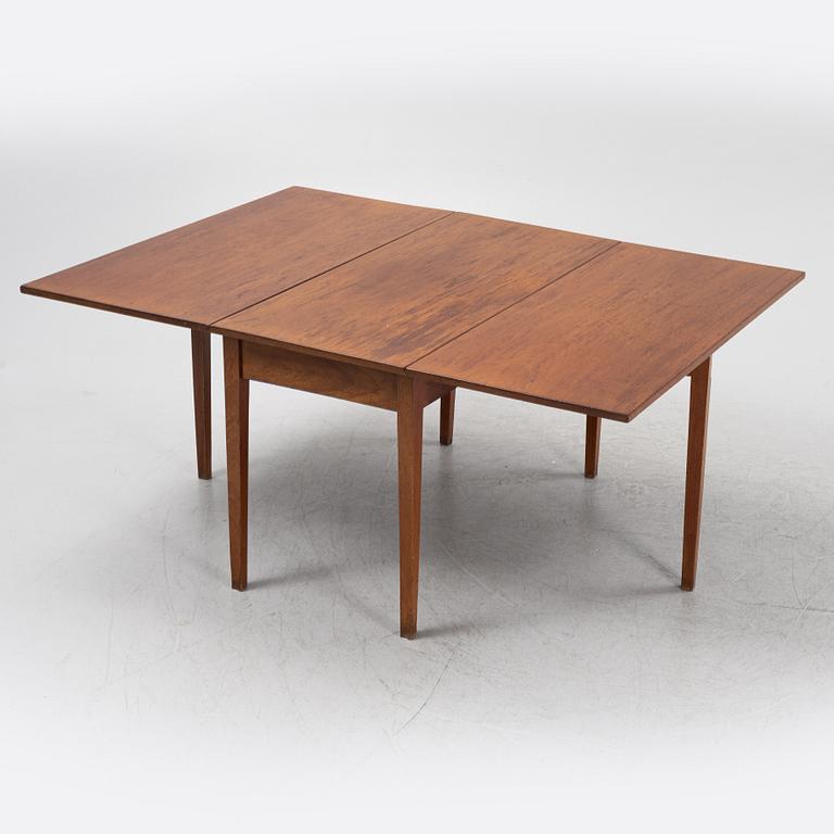 A mahogany drop leaf hunter's table, 19th Century.