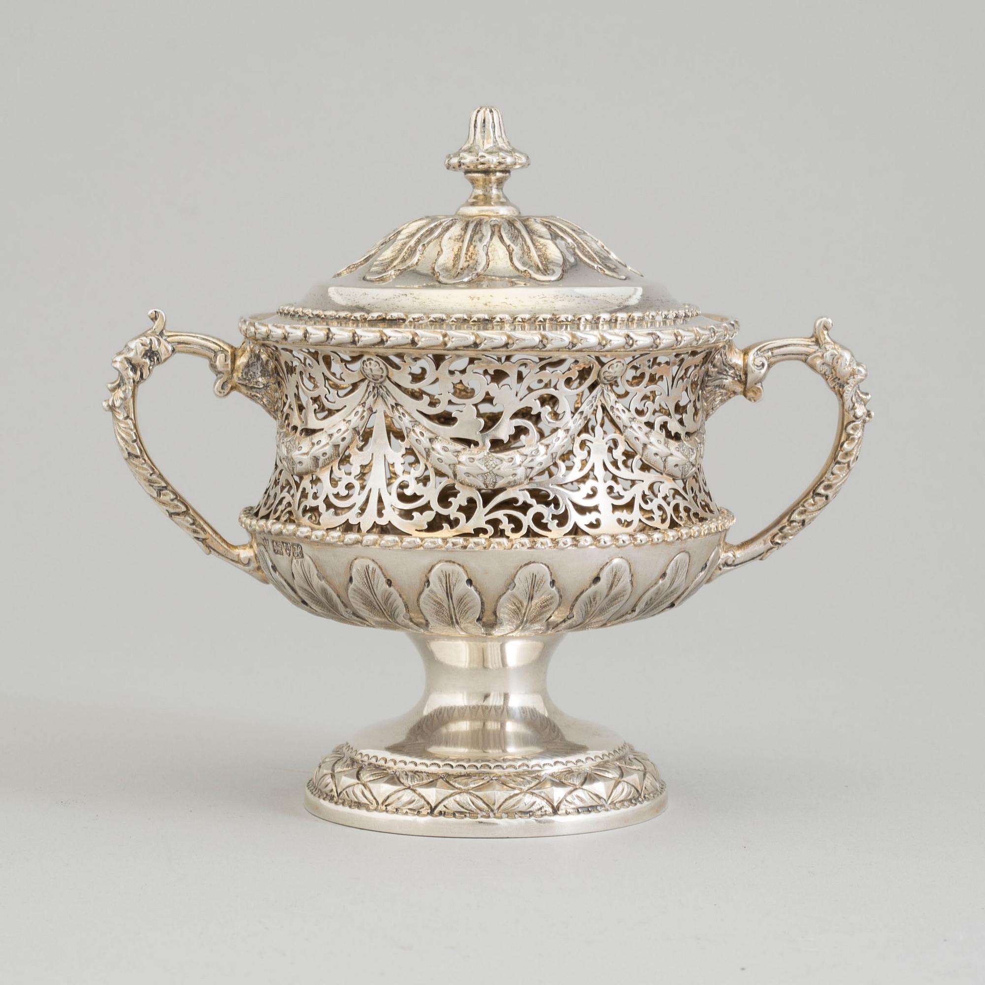 GEORGE NATHAN & RIDLEY HAYES, bonbonjär, silver, Chester, England, 1908.
