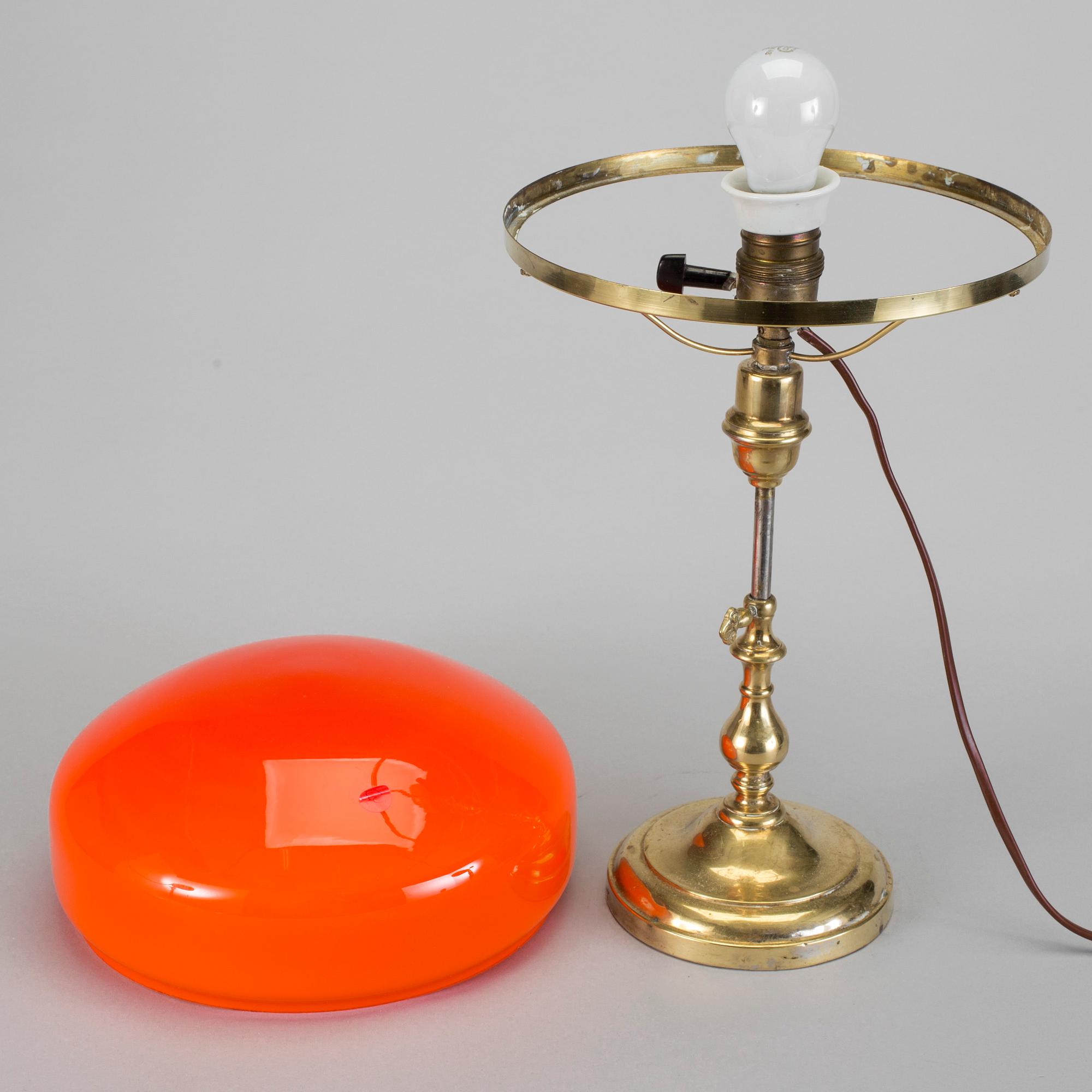 BORDSLAMPA I MÄSSING, så kallad Strindbergslampa, 1900-talets första hälft.