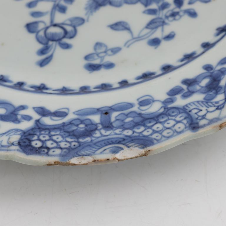 A Chinese blue and white porcelain serving dish with four plates, Qing dynasty, Qianlong (1736-95).