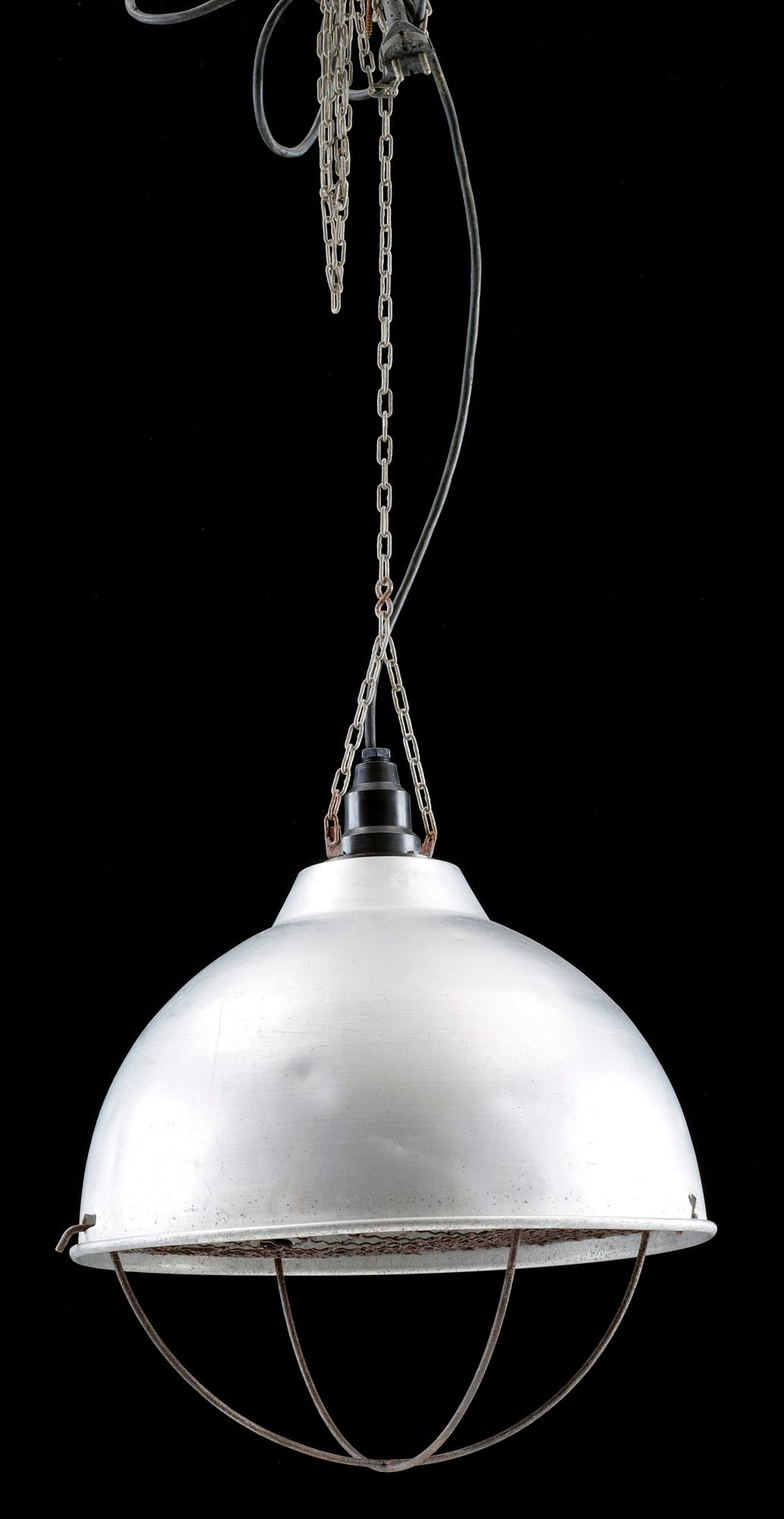 INDUSTRILAMPA, metall, 1900-talets andra hälft. Diam 40.