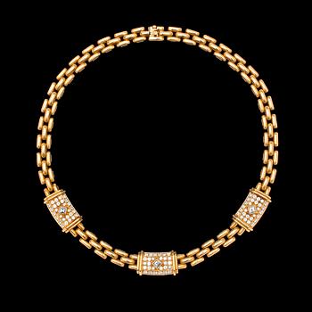 1085. A Cartier gold and diamond necklace, tot. app. 5 cts.