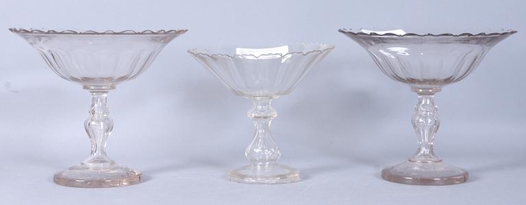 SKÅLAR PÅ FOT, 3 st, glas, 1900-tal.