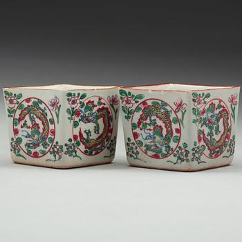 A pair of squared wucai wine cups. Qing dynasty, with Jiajings six character mark.