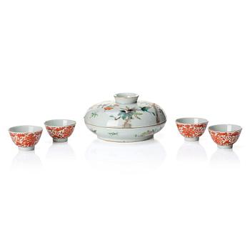 984. A set of four iron red cups and a famille rose box with cover, late Qing dynasty.
