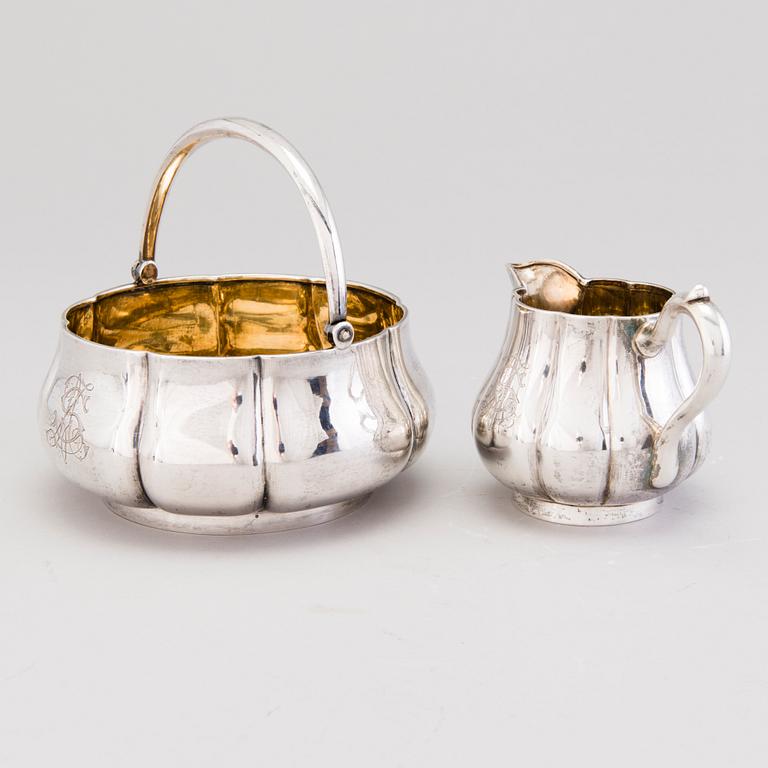 SKÅL och GRÄDDSNÄCKA, silver, kontrollstämplade Yakov Nikolayevich Lyapunov, S:t Petersburg 1897-1903.