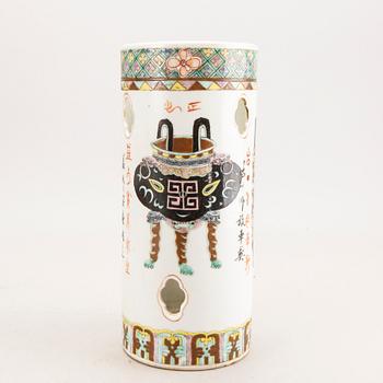 A Chinese porcelain vase around 1900.