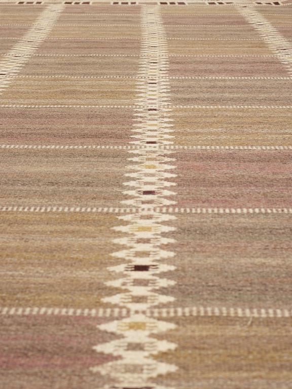 CARPET. "Salerno grå med enkel bård" ("Kristianstad"). Flat weave. 465 x 360 cm. Signed AB MMF BN.