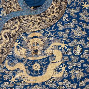 ROBE. Embroidered silk. Height 129 cm. China late Qing dynasty.