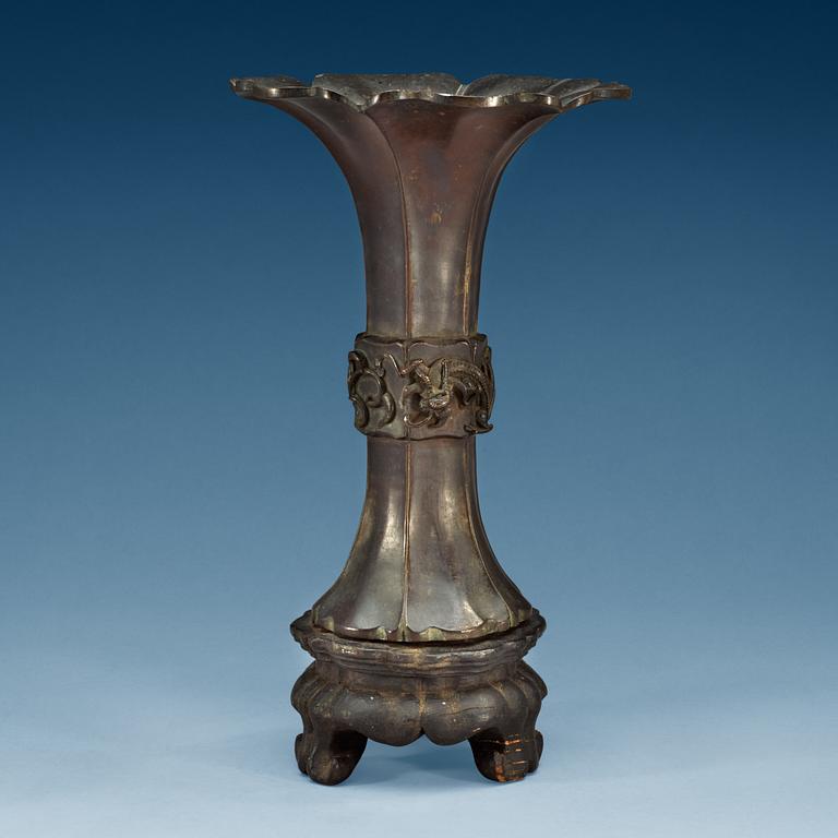 A bronze vase, Qing dynasty (1644-1912).