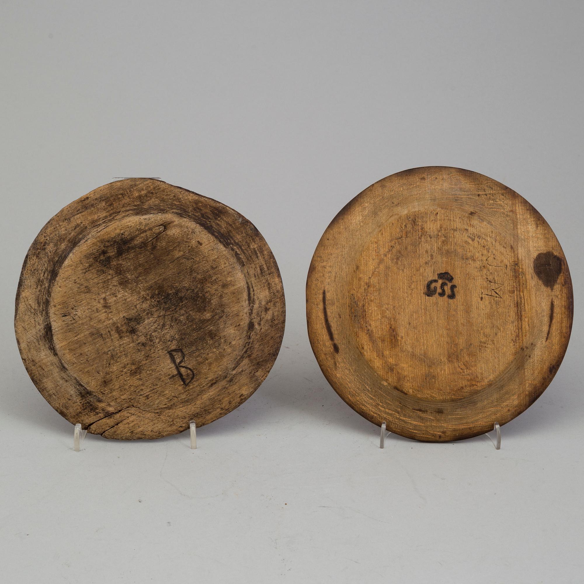 TALLRIKAR, 7 st, trä, 1700-/1800-tal.