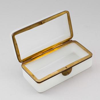 SMYCKESKRIN, mässing och opakglas, 1900-tal.