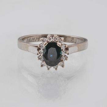 RING, 18K vitguld med fasettslipad blå safir samt briljantslipade diamanter, 0.55 ct, Engelska stämplar. Vikt 5,1 gram.