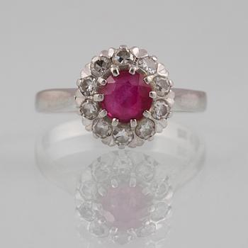 RING, platina med fasettslipad rubin samt 10 åttkantslipade diamanter CG Hallberg, Stockholm, 1957. Vikt 4,2 gram.