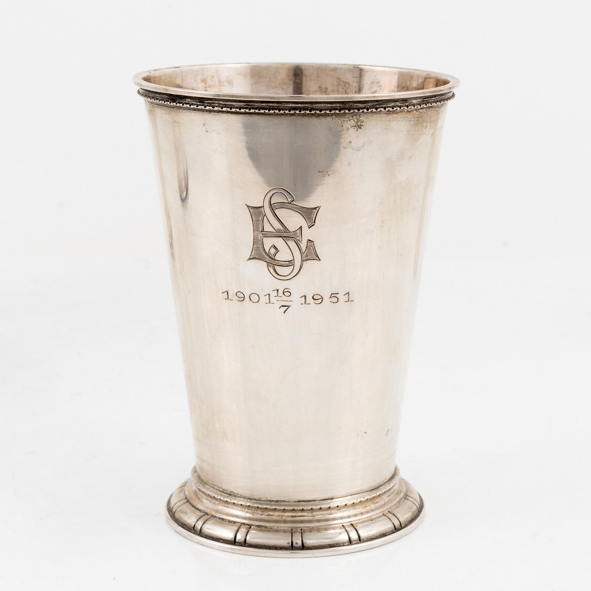 Pokaler, tre stycken, samt en vas, silver, bla Cg. Hallberg, Stockholm 1925.