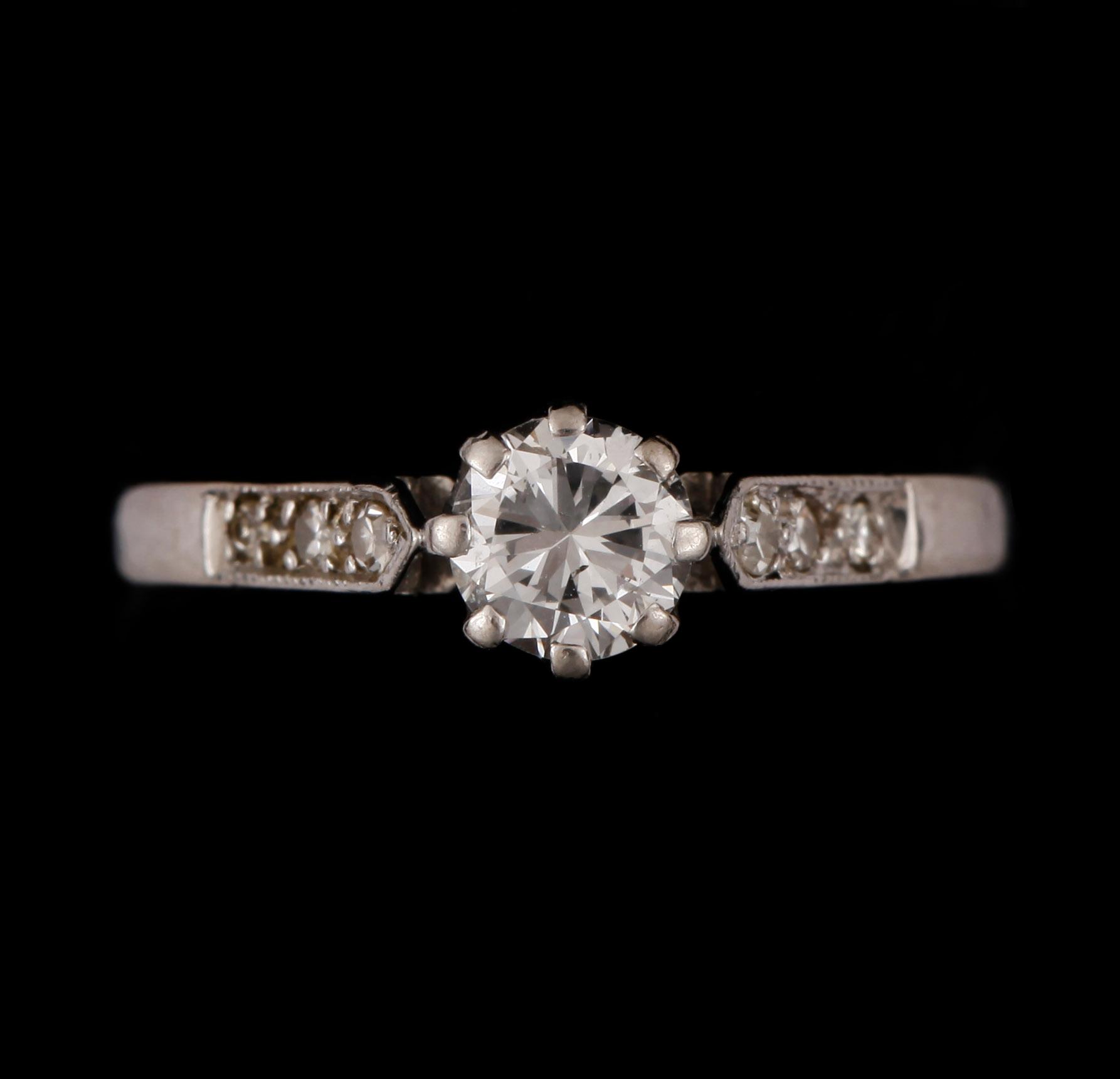 RING, platina med diamanter ca0,45ct + tot ca0,06ct. Vikt 2,8g.