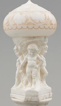 BORDSLAMPA samt PIEDESTAL, alabaster, 1900-talets början.