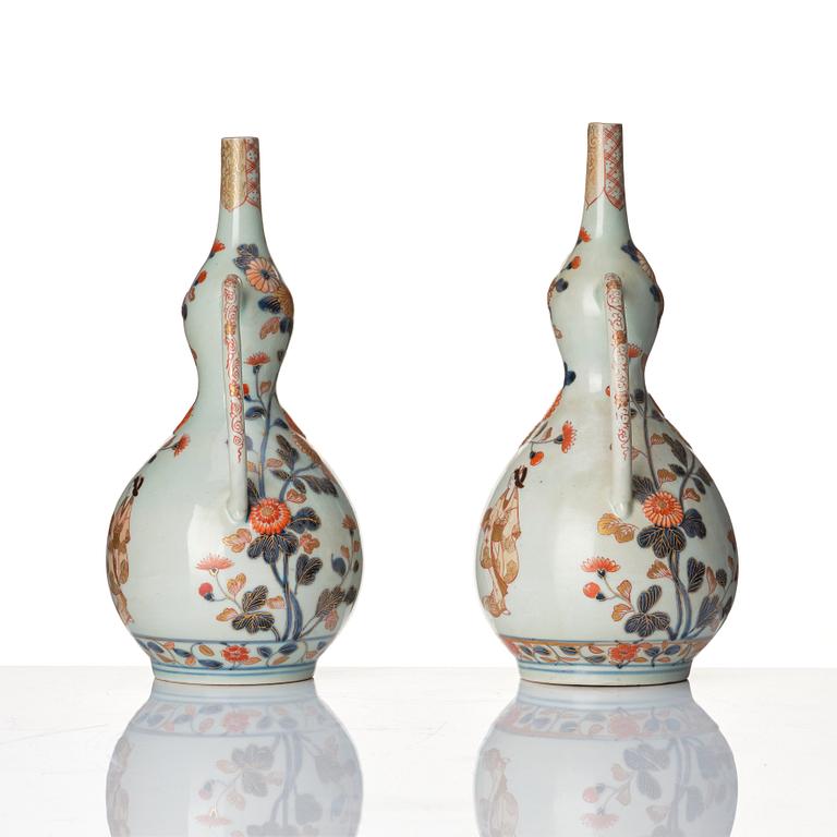 Two Japanese imari wine ewers, Edo period (1666-1868).
