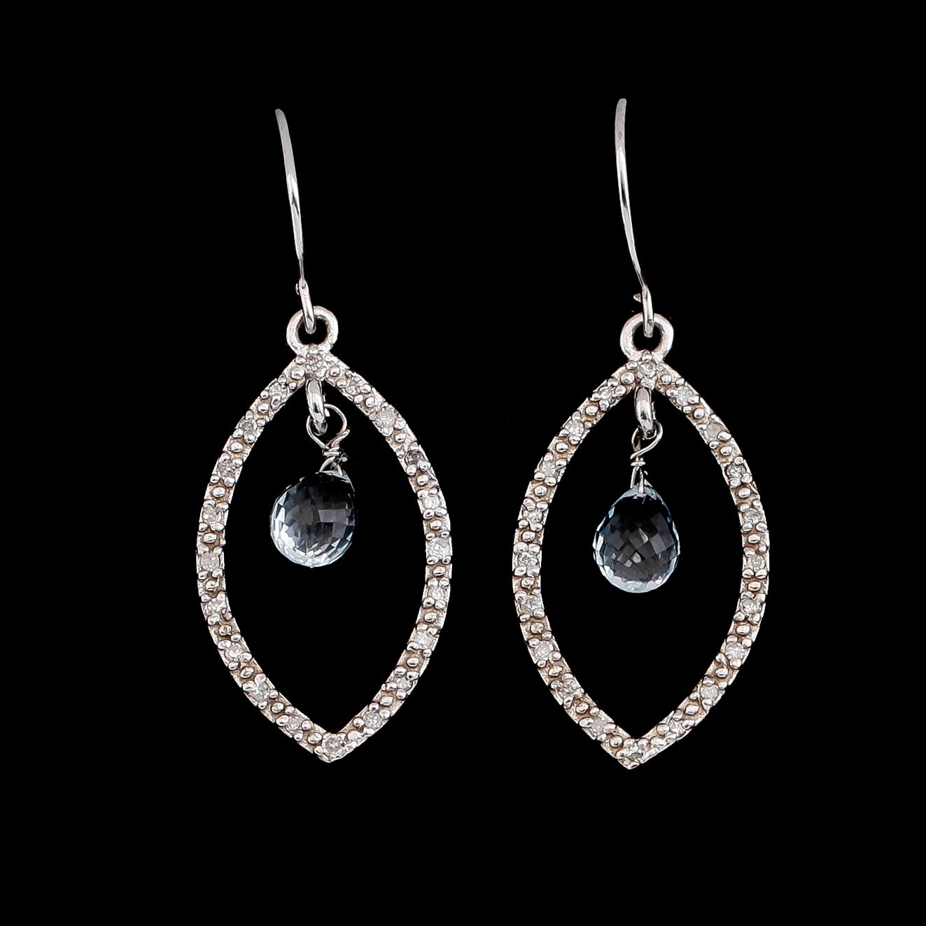 ÖRHÄNGEN, 1 par, 14 k vitguld, akvamariner tot ca 2.02 ct, briljantslipade diamanter tot ca 0.29 ct. Tot vikt ca 2,8 g.