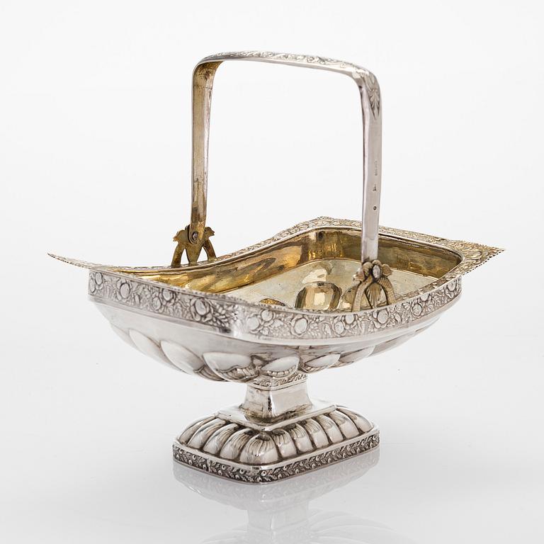 A parcel-gilt sweet-meat basket, and salt cellar with gilt spoon, St. Petersburg 1827 and Moscow 1893.