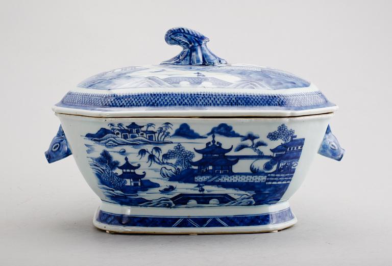 TERRIN MED LOCK, porslin, Kina, 1700-tal.