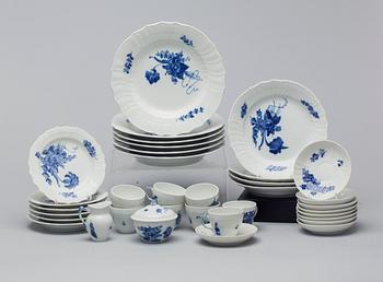 SERVISDELAR, 26 delar, "Blå blomst", Royal Copenhagen.