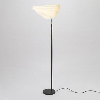 Alvar Aalto, an 'Angel's Wing' floor lamp, 805. Manufactured by Valaistustyö.