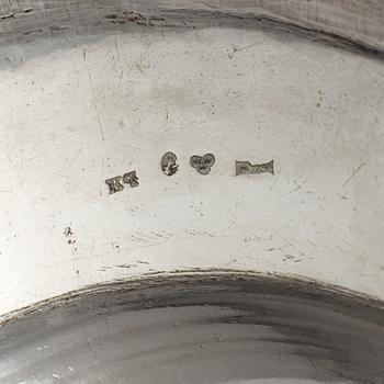 A silver saucepan and a plate, including Adolf Zethelius, Stockholm, 1827.