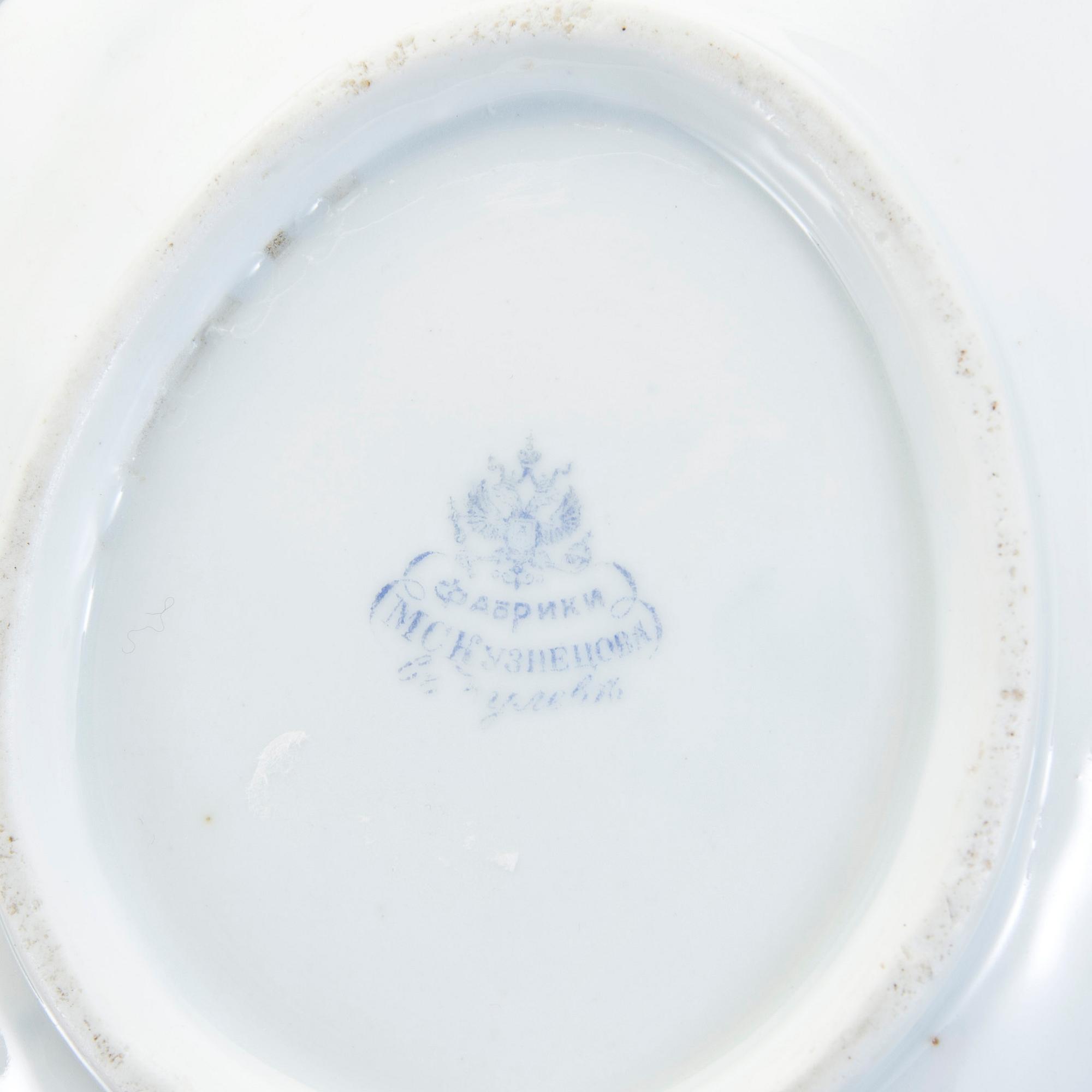 BONBONJÄR och KAFFEKOPP MED FAT, porslin, Kusnetsov, Ryssland, 1800-talets slut.
