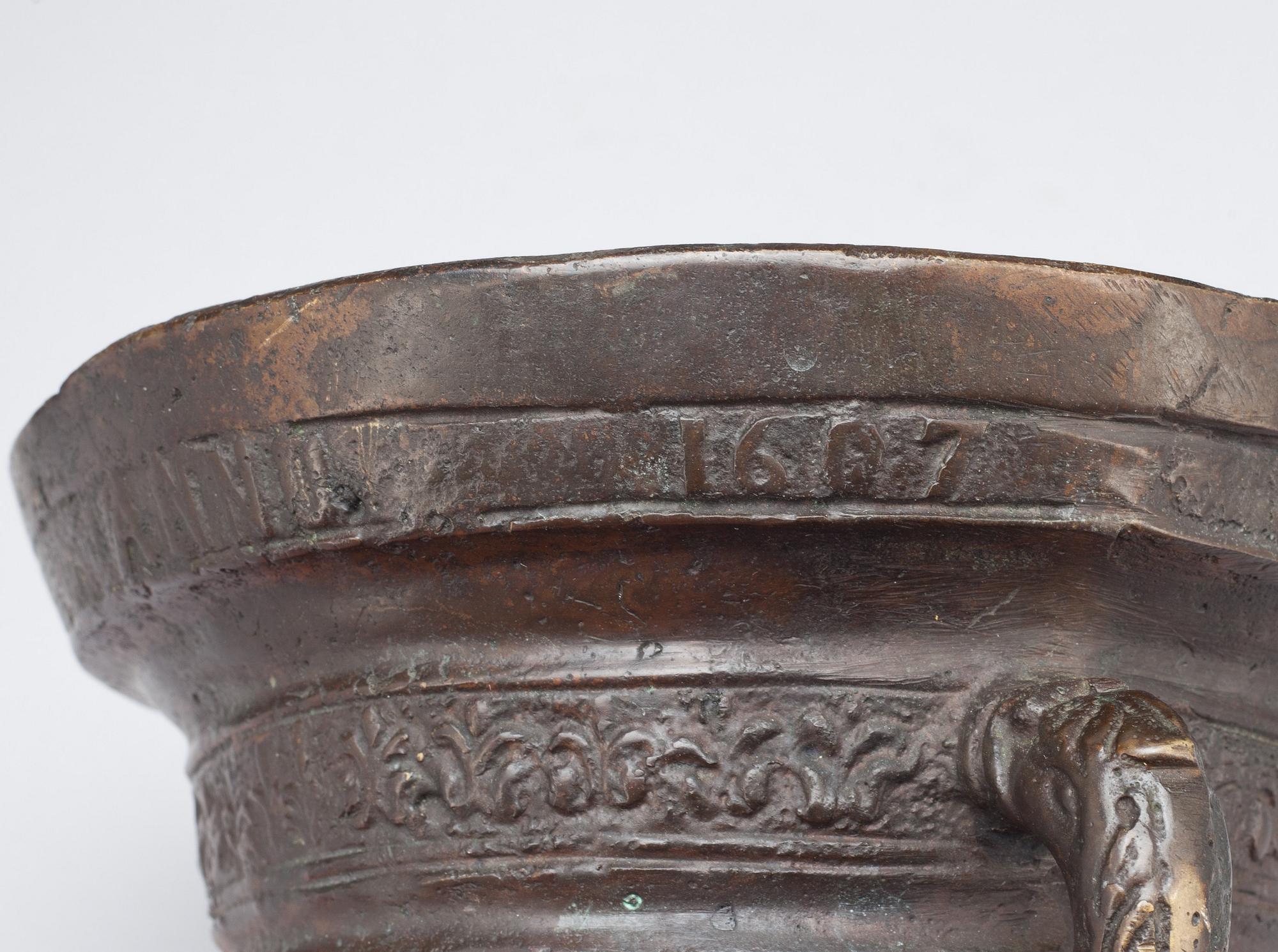 MORTLAR, 2 st. Mässing en märkt; anno 1607.