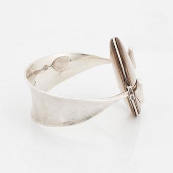Vivianna Torun Bülow-Hübe, armring, Georg Jensen Köpenhamn, 1945-77, sterling silver med rutilkvarts, designnr 205.