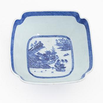 A Chinese blue and white porcelain bowl, Qing dynasty, 19th Century.