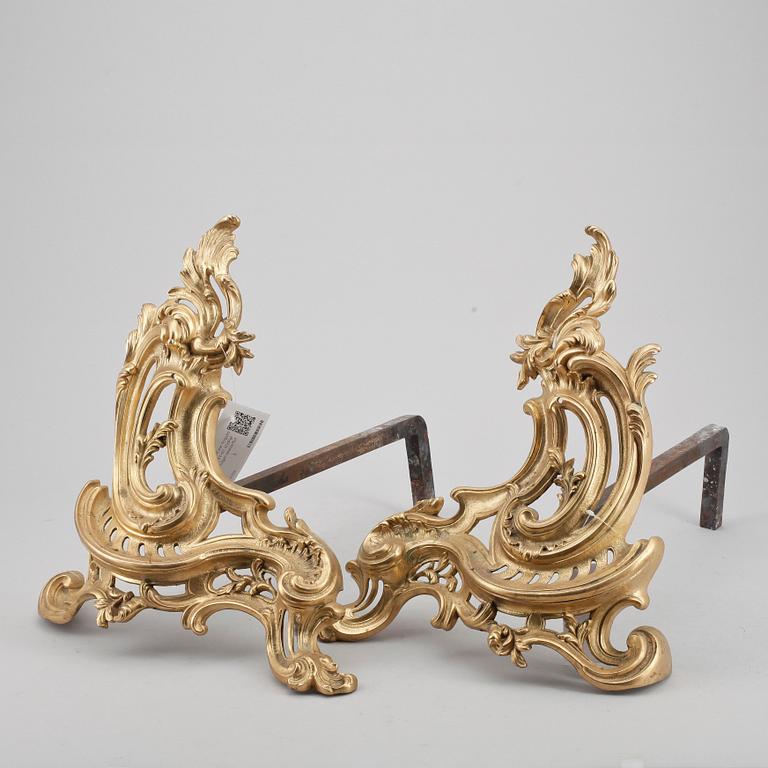 ELDHUNDAR, ett par, förgylld brons, Louis XV-stil, otydligt märkta. Troligen sekelskiftet 1900.