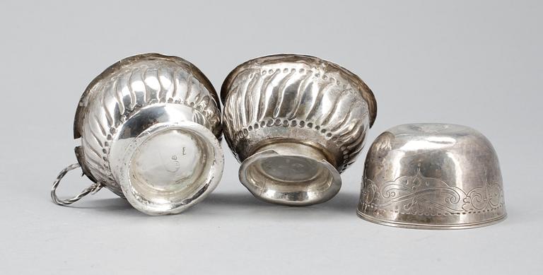 TUMLARE samt ett par PUNSCHKOPPAR, silver, bland annat troligen Håkan Holmquist, Borås, verksam 1800-1818. Vikt ca 86g.