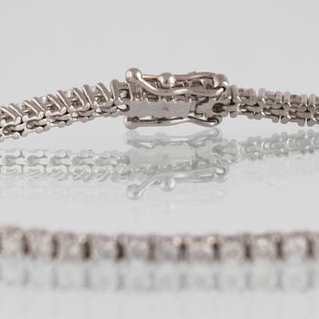 ARMBAND, 18K vitguld med briljantslipade diamanter ca 2.20 ct. Vikt 8,2 gram.