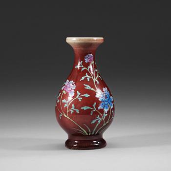 A 'sang de boef' glazed vase, late Qing dynasty (1644-1912).