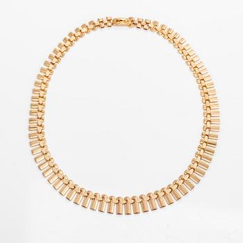 An 18K gold necklace. Italy.