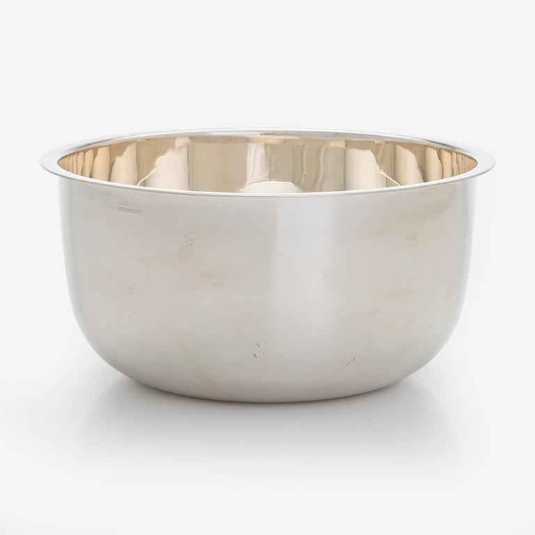 A silver punch bowl with ladle and six beakers, Auran Kultaseppä, Turku 1975-76. In original wooden box.