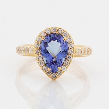 Ring, med droppformad fasettslipad tanzanit och briljantslipade diamanter.