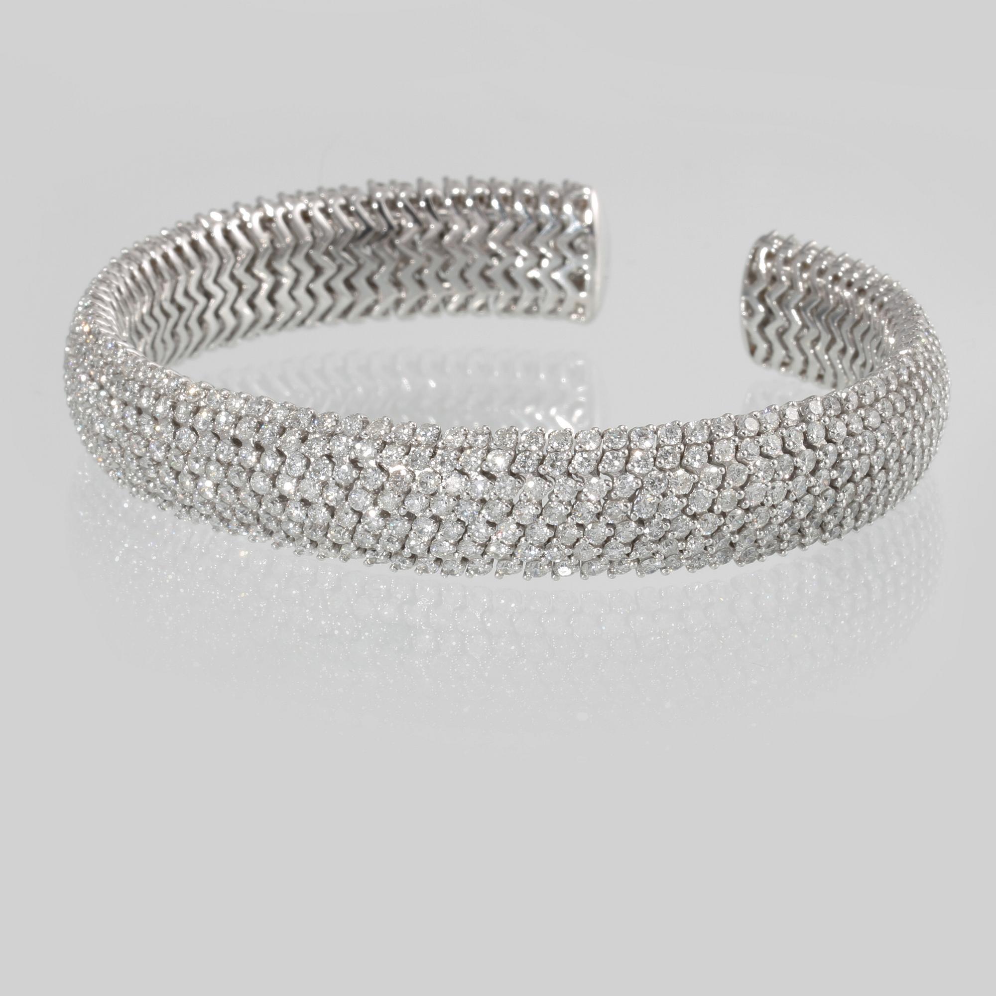 ARMRING, 18K vitguld med briljantslipade diamanter 12.88 ct. Vikt 49,5 gram.