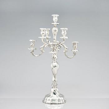 Hermann Julius Wilm, kandelabrar, silver 750, ett par, Louis XV-stil, Berlin, omkring år 1900.