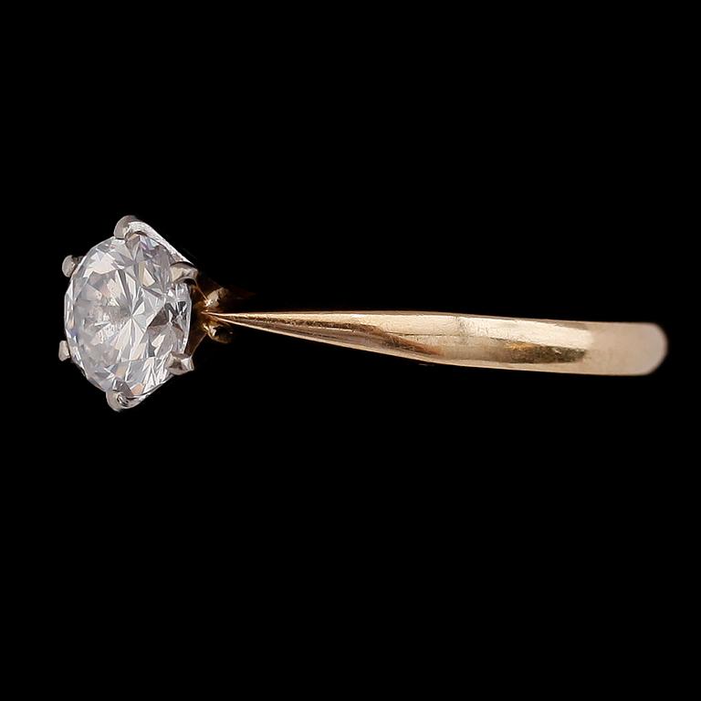 RING, 14 k tvåfärgat guld, briljantslipad diamant ca 0.72 ct. Vikt ca 2,4 g.