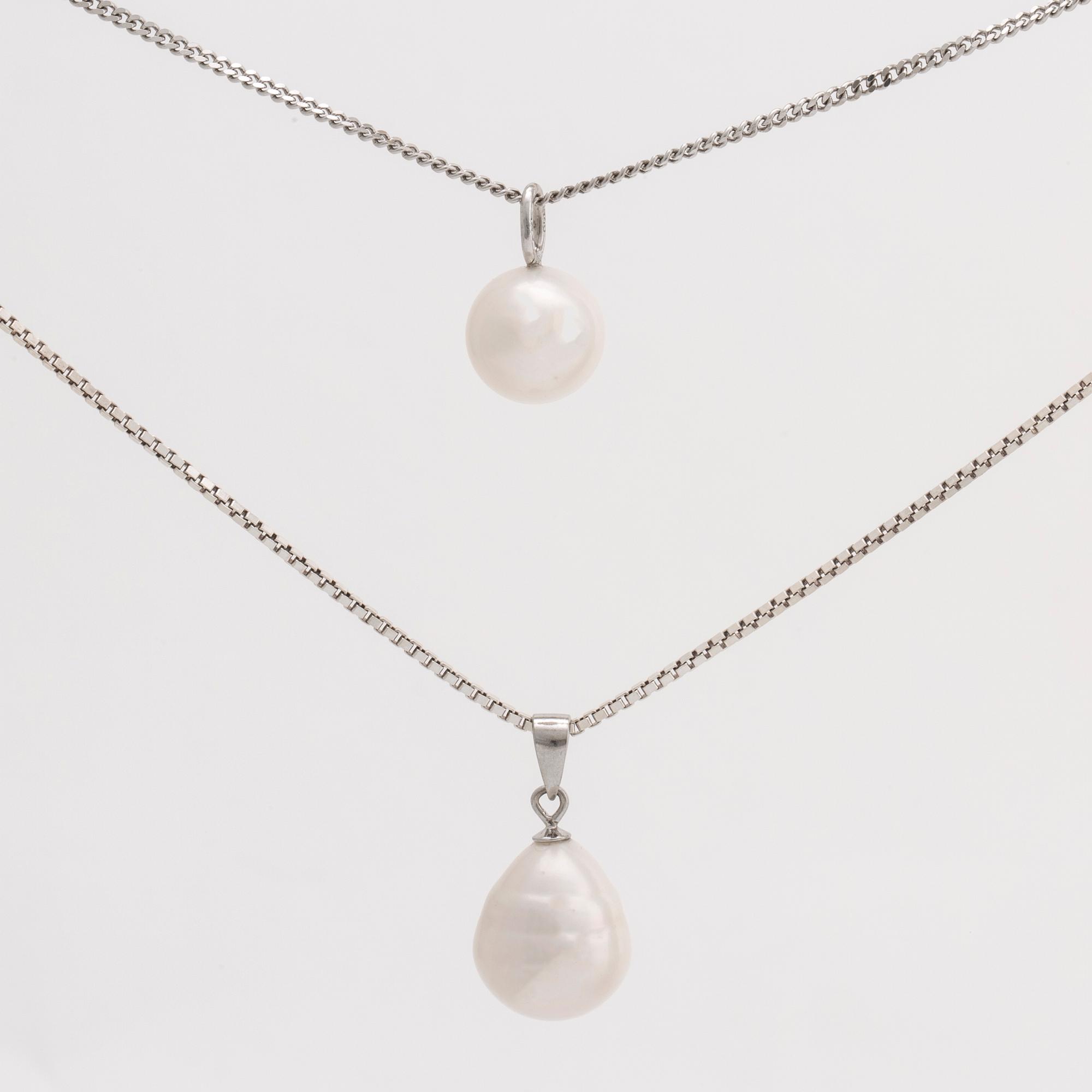 2 silver pendants with cultured pearls approx 10,5, 12 mm and earrings 18K whitegold 2 cultured pearls approx 8 mm.