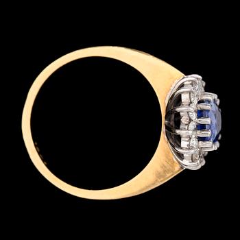 RING, 18k guld oval fasettslipad blå safir o briljantslipade diamanter tot ca0,63ct. Vikt 4,6g.