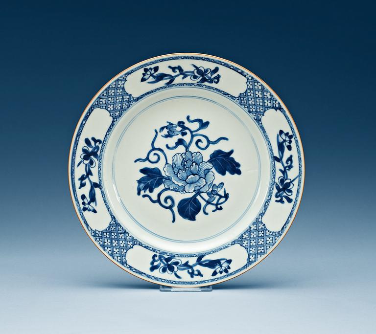 A set of 17 large blue and white dinner plates, Qing dynasti, first half of 18th Century.
