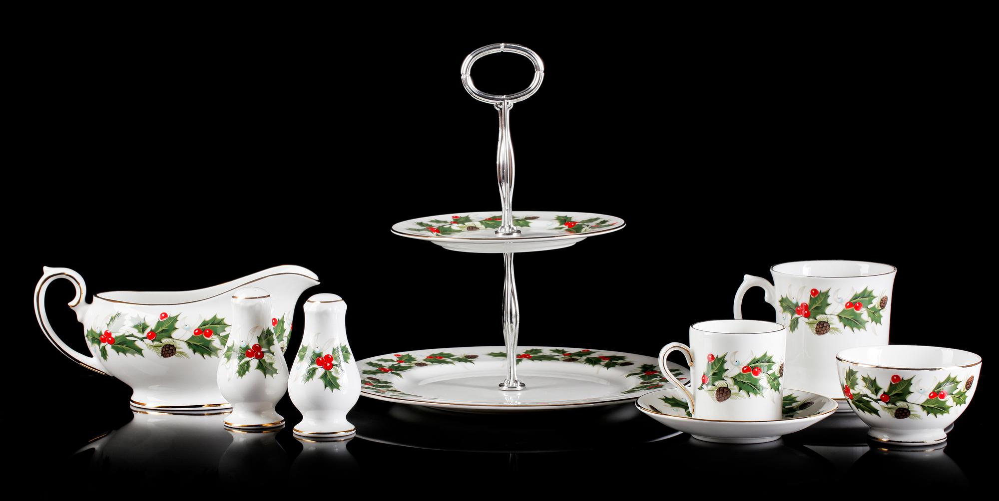 JULSERVIS, 95 delar, porslin, "Noel", Royal Grafton, England, 1900-talets andra hälft.