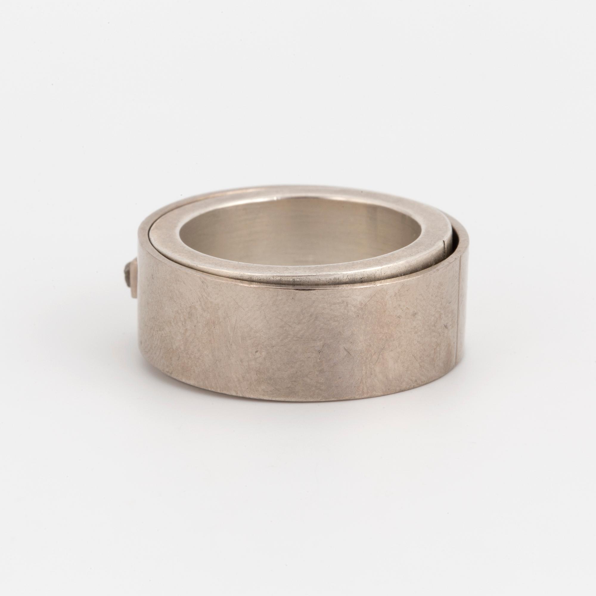 RING, Helena Edman, silver med oslipad diamant.